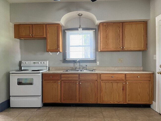 Foto del edificio - LARGE Four Bedroom Home ** FIRST MONTH PRO...