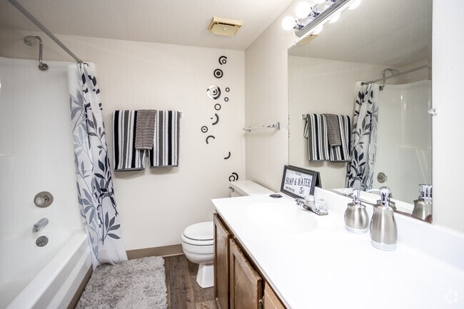 2BR, 2BA - 960 SF - Olde English Village