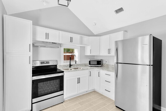 Foto del edificio - 551 1/2 Wildwood Way Ave
