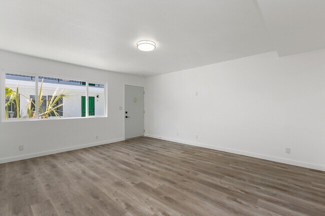 Building Photo - 6736 Woodley Ave