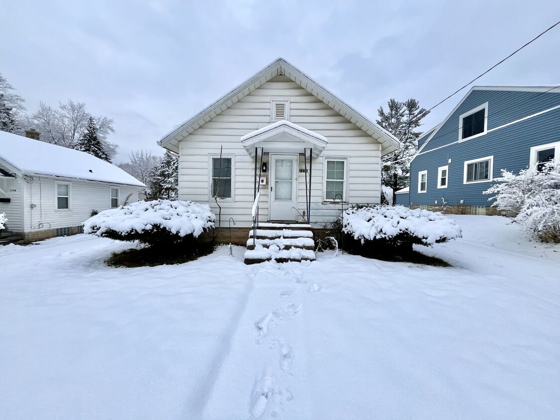 Foto principal - Two Bedroom Home in Northeast Grand Rapids