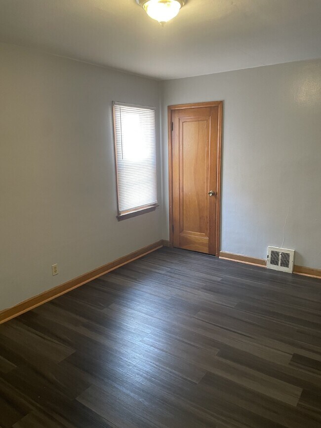 Foto del edificio - Cozy Lower Duplex with 2 Bedrooms and 1 Bathroom