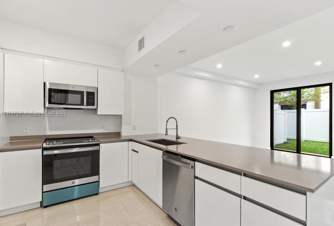 Foto principal - 4130 N Oak Pl