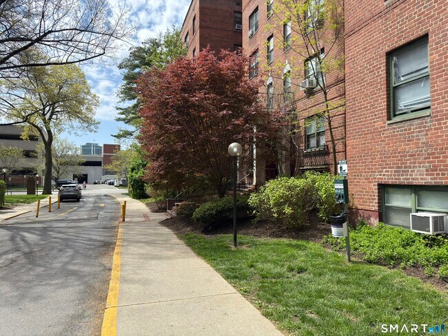Foto del edificio - 28 Strawberry Hill Ave