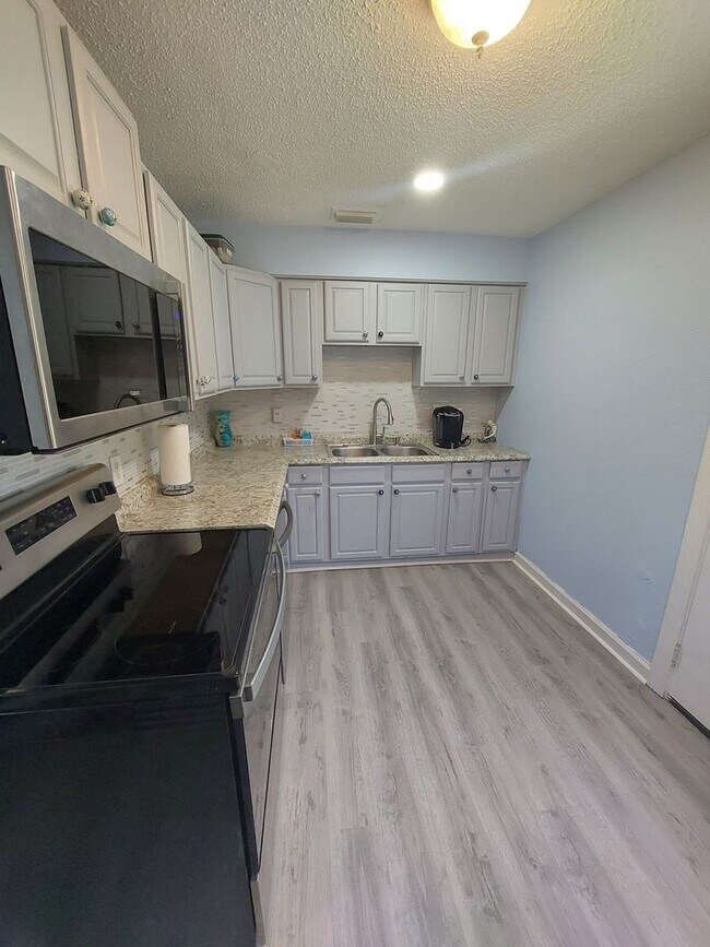 Foto del edificio - Charming  Renovated 3 Bed Home with Spacious Yard in Pinellas Park!