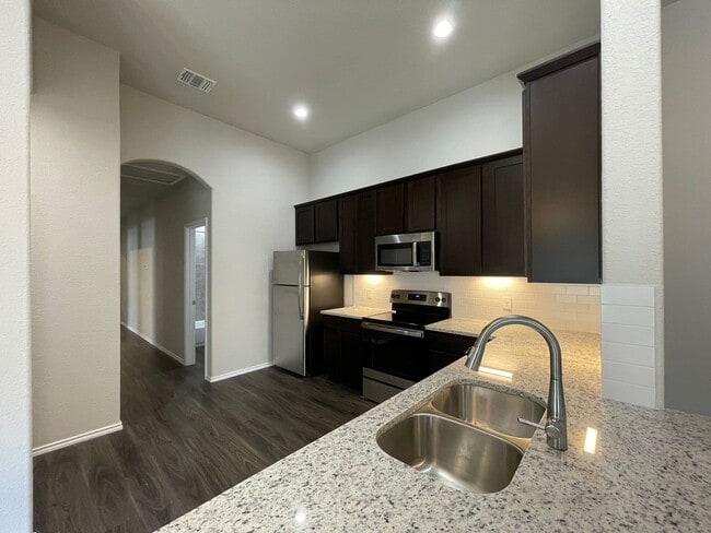 Building Photo - TOWNHOME FOR RENT