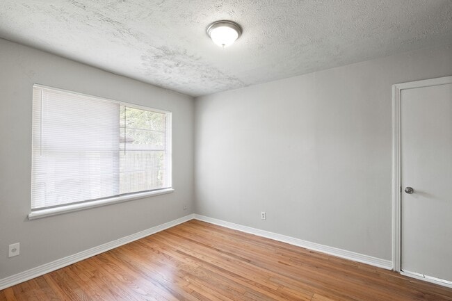 Foto del edificio - 8410 Bob White Dr