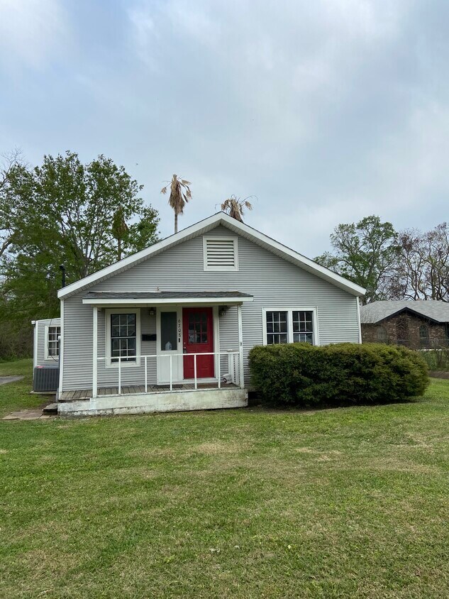 6208 Howe St, Groves, TX 77619 House Rental in Groves, TX