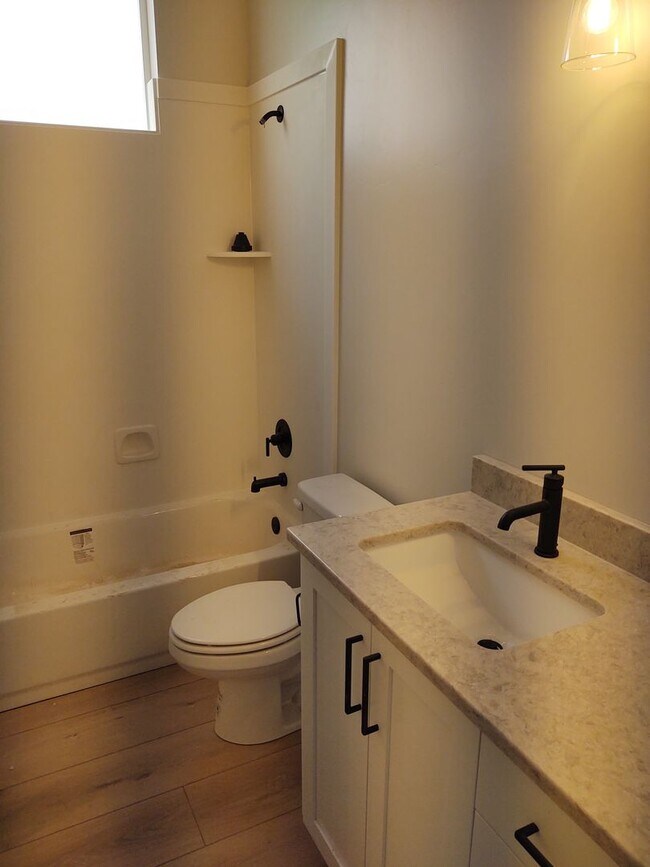 Foto del edificio - LIKE NEW 3 Bed Snowberry Dr!