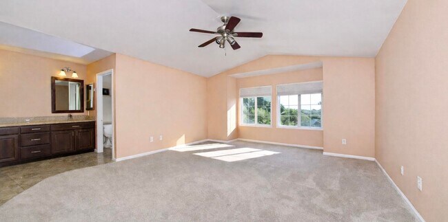 Foto del edificio - Spacious 3BD/2.5BA Home Available in West Clairemont!