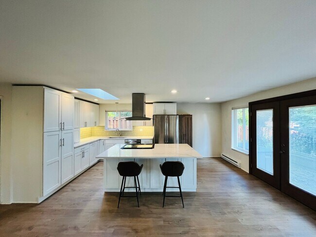 Foto del edificio - Tastefully Remodeled Bungalow, Just 2 Blocks From the Seattle/BI Ferry!