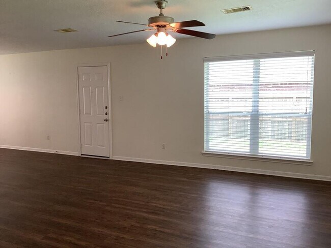 Foto del edificio - 13049 Skyline Dr