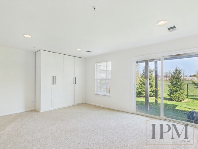 Foto del edificio - Available Now - Charming 4 Bedroom Home in...