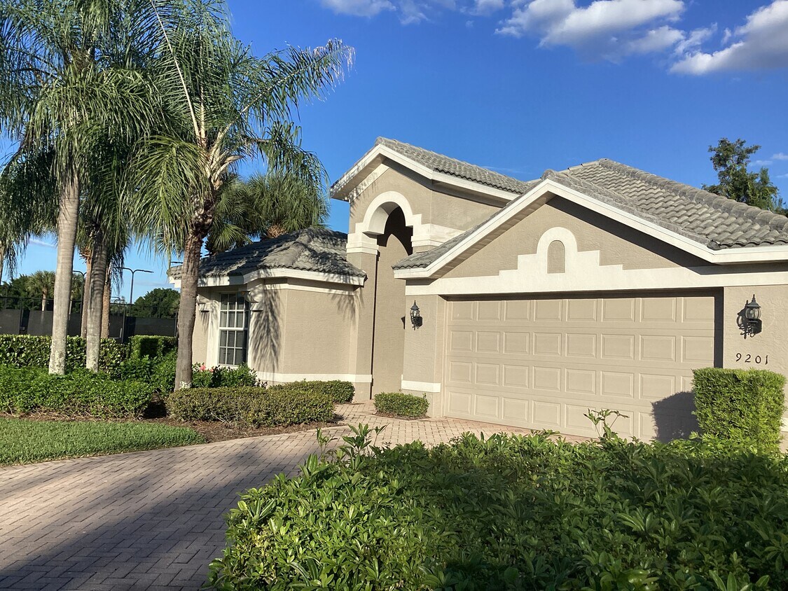 Foto principal - 9201 Independence Way