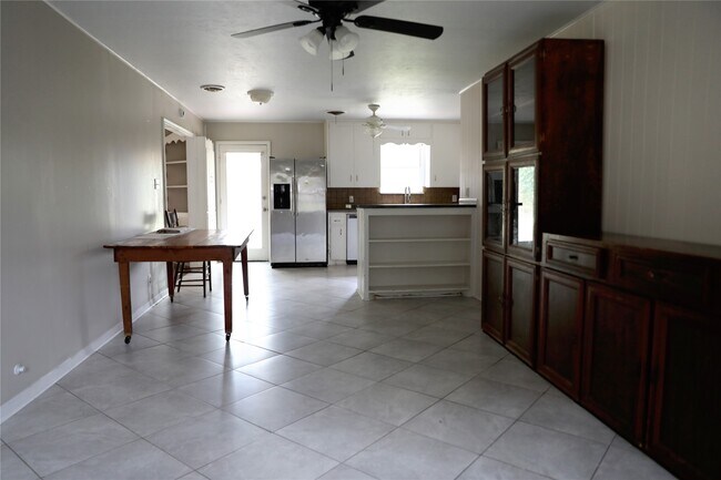 Building Photo - 730 Dezso Dr