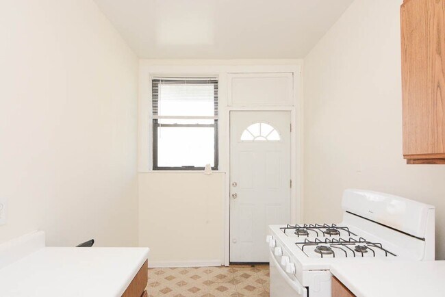 Building Photo - 832 W Waveland