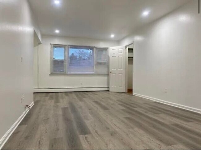 Foto del edificio - 121 Mallory Ave