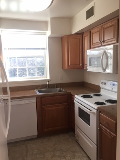 Building Photo - 1 Bedroom 1 Bath in McLean Gardens Just Off Wisc. Ave.!