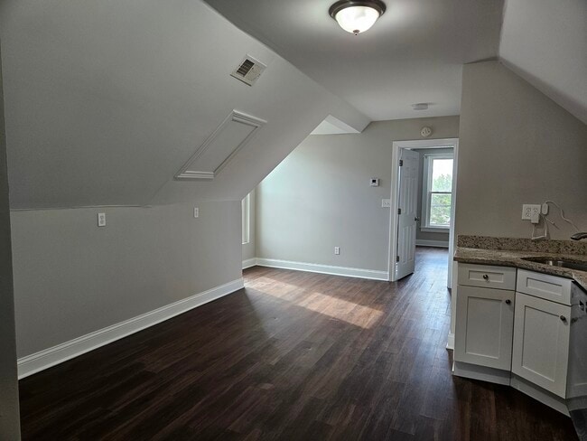 Building Photo - 827 W 33rd Pl