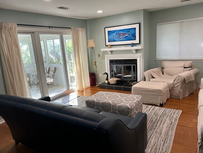 Foto del edificio - Available 8/1. Beautiful FURNISHED End-Unit Townhome in Central Mt Pleasant!