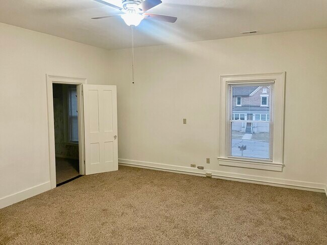 Dormitorio extragrande con vestidor. - 2129 Division St