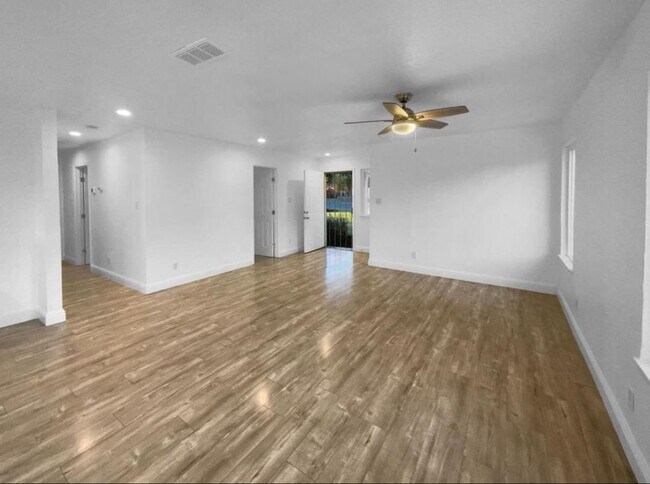 Building Photo - 1108 Frienza Ave