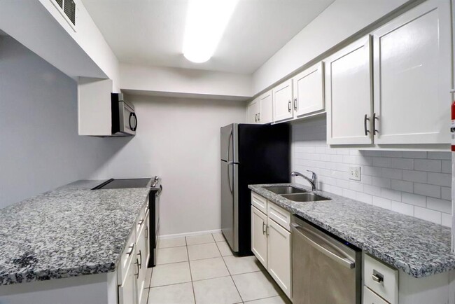 Building Photo - 5929 Queensloch Dr