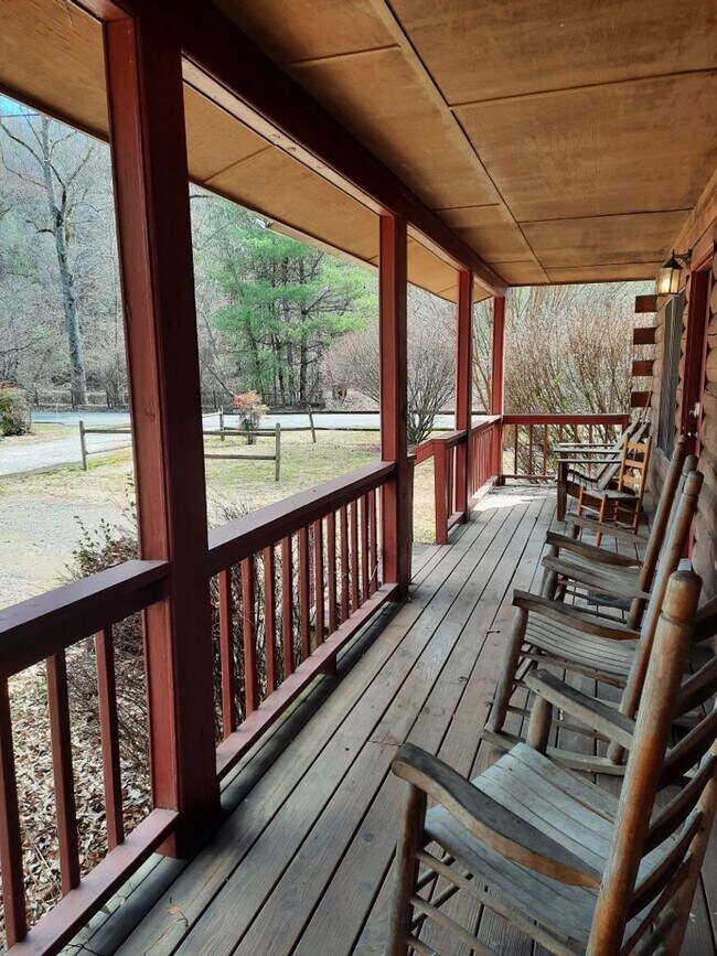 Foto del edificio - $1,350 - 3 Bedroom / 1 Bath Fully Furnishe...