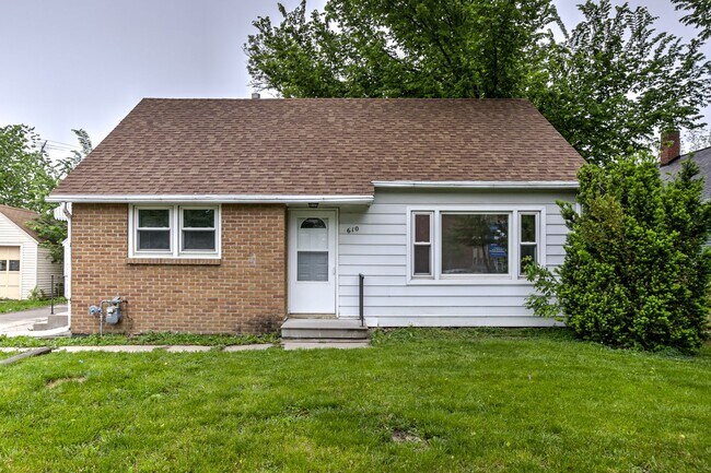 Building Photo - 4 Bedroom Home Available July!