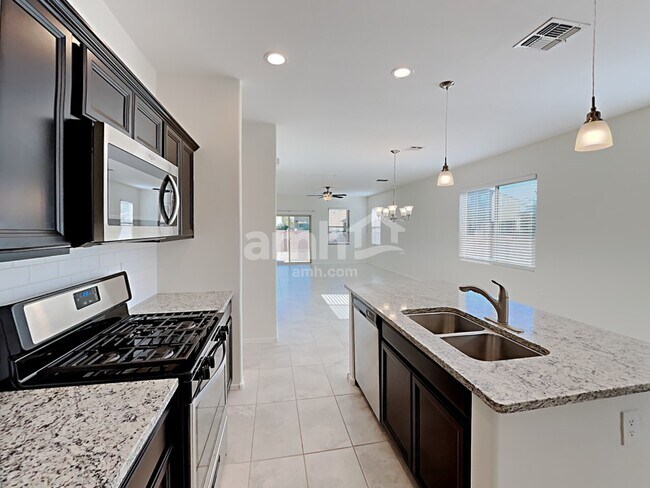 Foto del edificio - 672 N Nestled Hummingbird Ln E