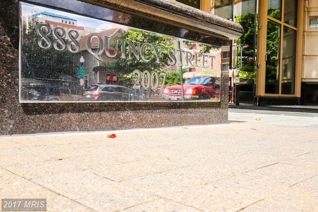 Front - 888 N Quincy St