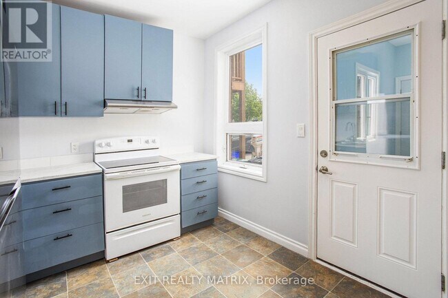 Building Photo - 258-258 Park St