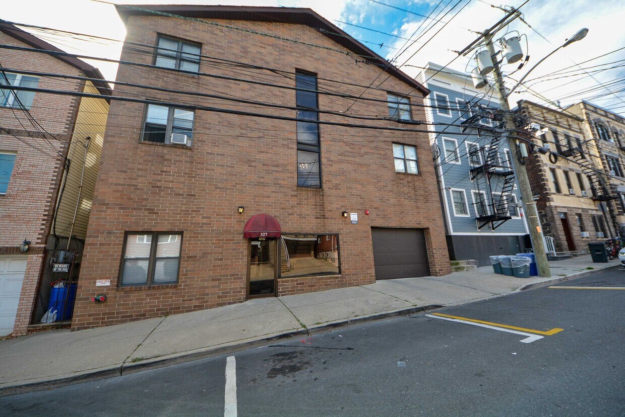 327 71st St Unit 2B, Guttenberg, NJ 07093 Condo for Rent in