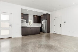 Building Photo - 1021 1/2 E 38th St