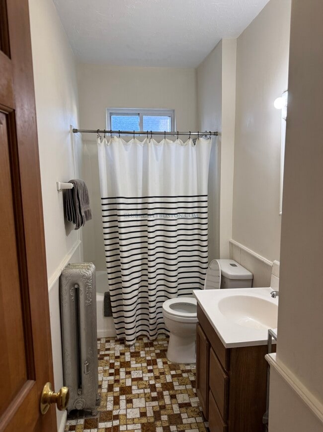 Building Photo - 366 Crescent St