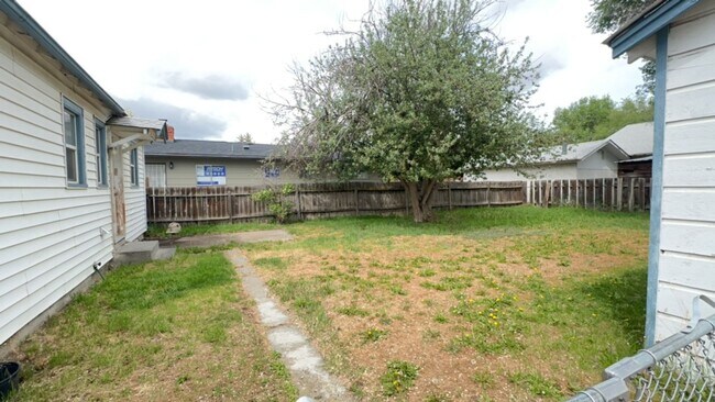 Foto del edificio - 2 Bedroom / 1 Bathroom Home in Madras Oregon