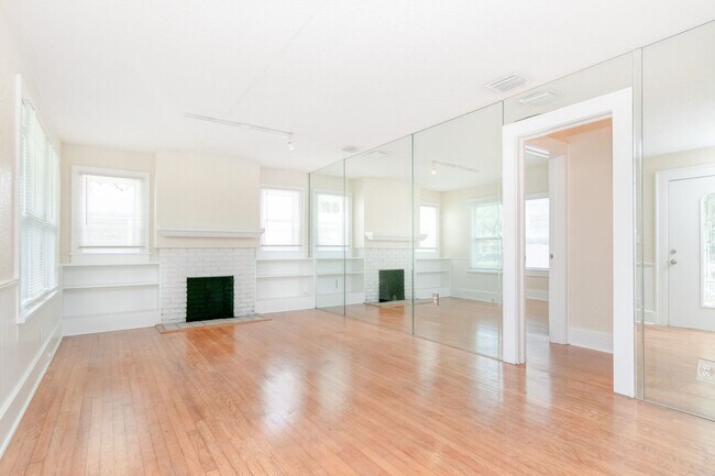 Building Photo - Charming 4 Bed/2 Bath Home FOR RENT Winter...