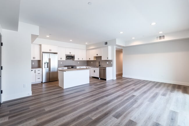 Building Photo - 857 N Hayworth Ave