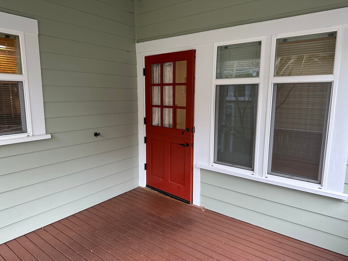 Primary Photo - 315 Ericksen Ave NE