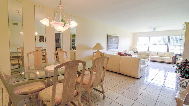 Foto del edificio - 4692 Lucerne Lakes Blvd E