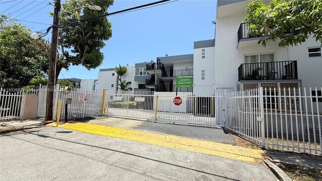 Foto del edificio - 2498 SW 17th Ave