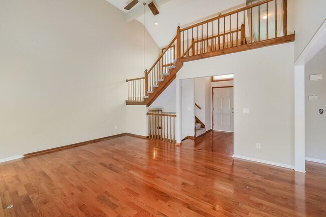 Foto del edificio - Shawnee Townhome with Tree Line Views and Three Levels of Living