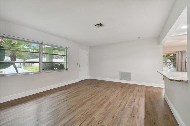 Building Photo - 2111 Lanai Ave