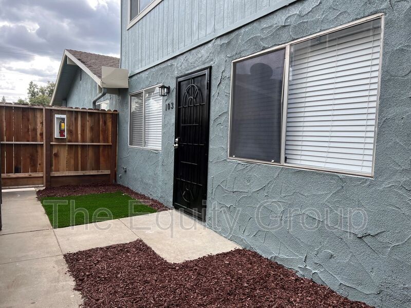 Foto principal - 663 W Ashlan Ave