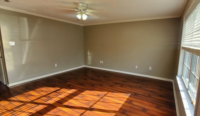 Building Photo - 4624 Parkoaks Dr