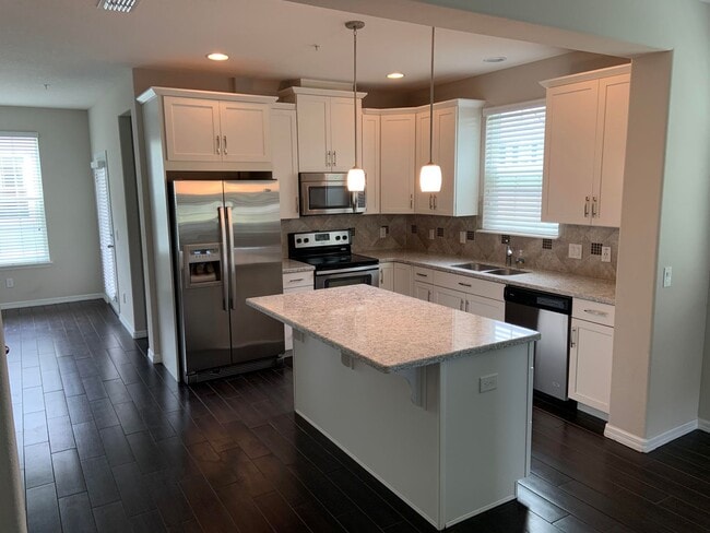 Building Photo - Beautiful  4 bed 3.5 bath Town home.