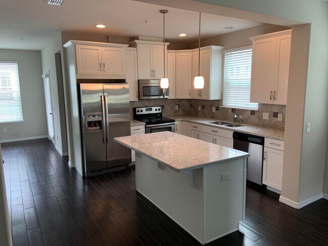 Foto del edificio - Beautiful  4 bed 3.5 bath Town home.