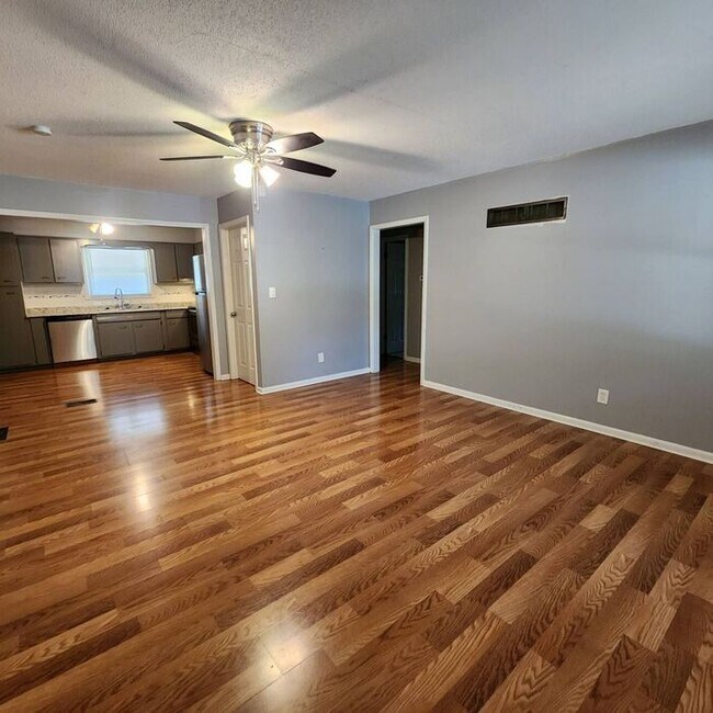 Foto del edificio - 3 Bedroom / 2 Bathroom Duplex Home in Blue...