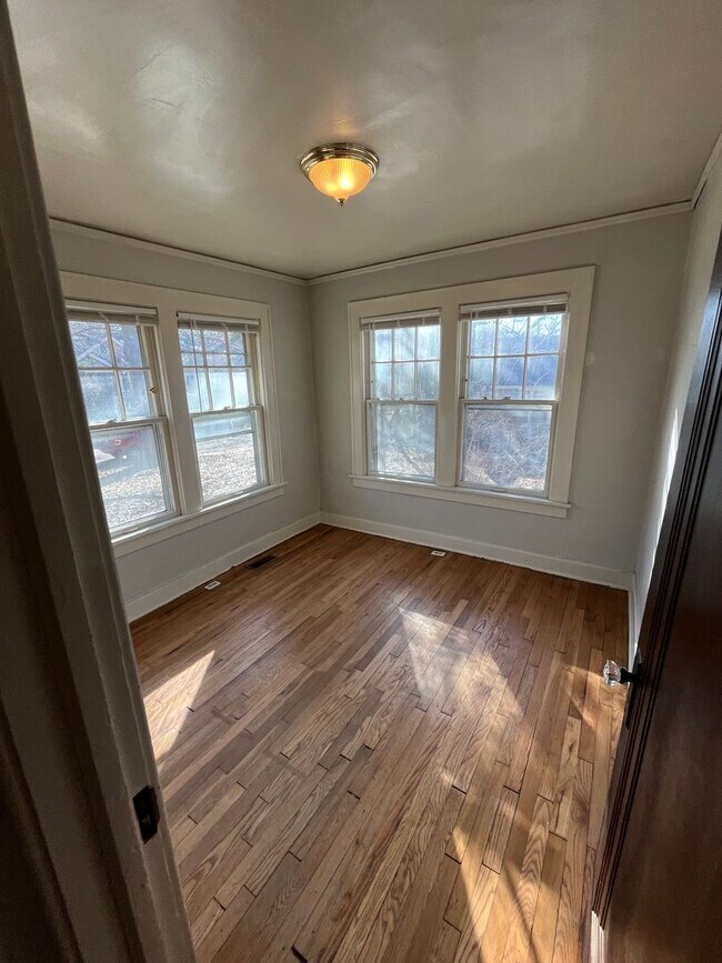 Building Photo - Available Now!! 3 Bed 1 Bath Home near UMK...