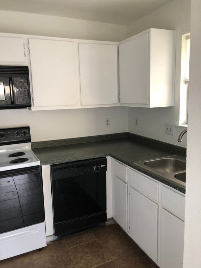 Foto del edificio - CUTE TWO BEDROOM ONE BATH DUPLEX ON SHUTTLE ROUTE